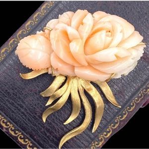 Gorgeous solid 14k gold coral brooch pin.